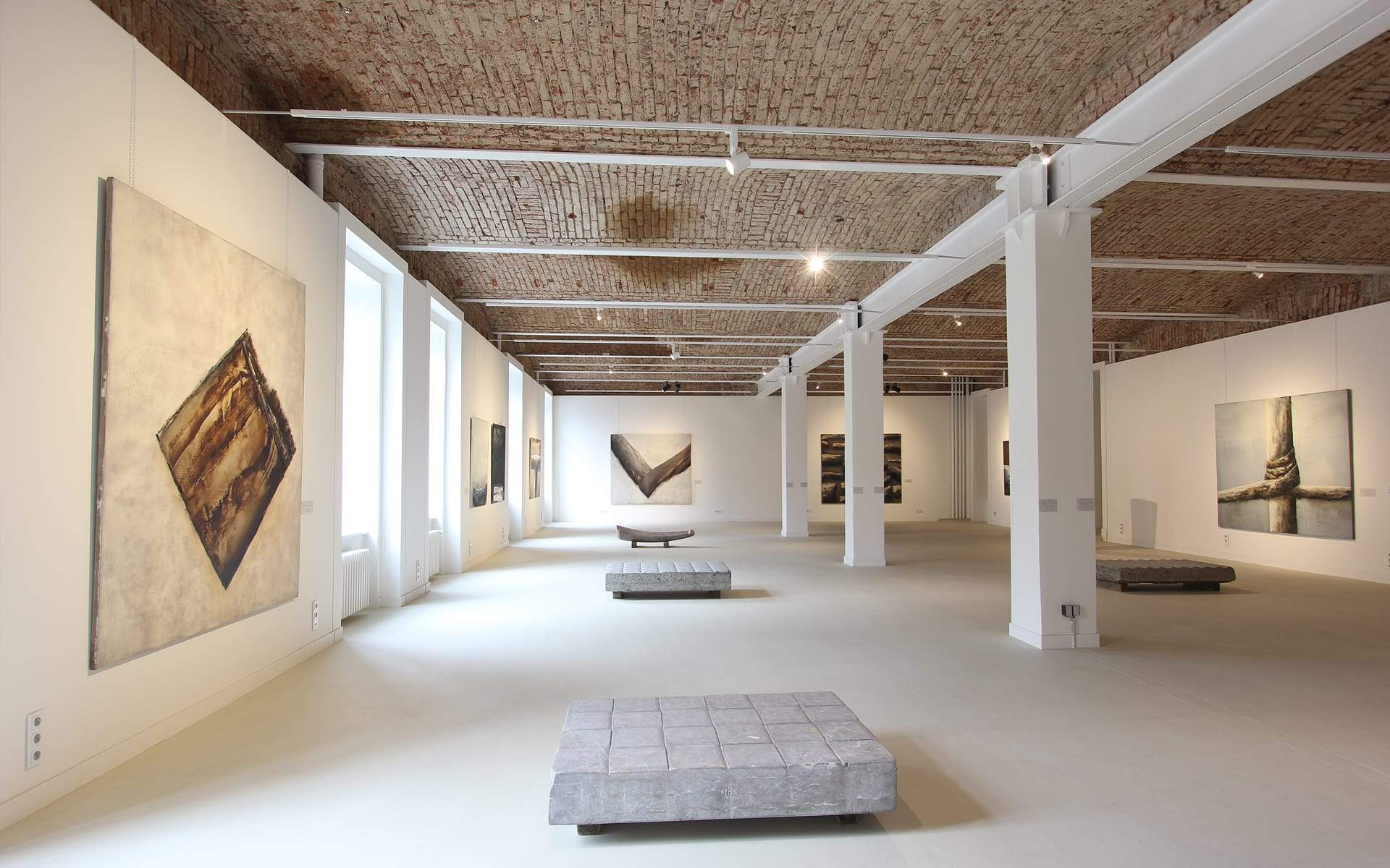 Minimalistická galerie s výstavním prostorem a čistým designem
